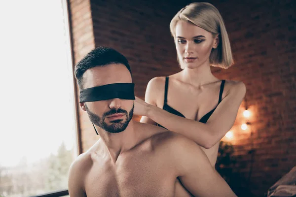 Milf porno xxx costume prostitute service two nude people. Close up photo of handsome bearded macho and lady with nice breast having lust married spouses valentine day close blindfold black ribbon — Stockfoto