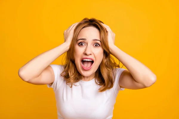 Close up foto bella lei la sua signora urlando alzare le braccia mani tenere testa hairdo perso epico fallire partita di calcio partita fan perdente oh nessuna espressione indossare casual bianco t-shirt isolato giallo sfondo — Foto Stock