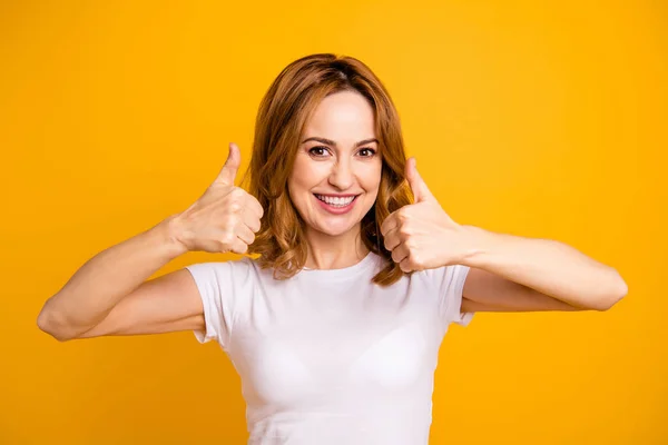 Close up foto linda de dentes bonita ela sua senhora segurar braços mãos polegar dedos até penteado curto espantado animado aconselhando comprar comprador novo produto desgaste casual branco t-shirt isolado fundo amarelo — Fotografia de Stock