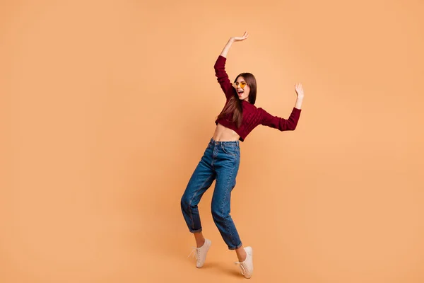 Volledige lengte kant profiel lichaam grootte foto mooi ze haar dame ideale verschijning kijken dansen ster Koningin handen armen verhoogd slijtage casual rode Bourgondië gebreide Pullover geïsoleerd pastel beige achtergrond — Stockfoto