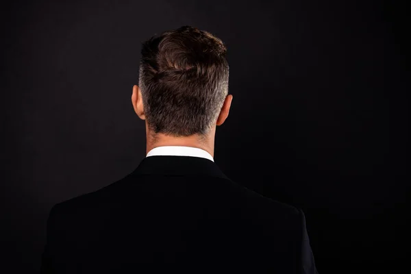 Close-up traseira traseira atrás vista retrato dele ele agradável atraente bem preparado cara chique vestindo blazer casaco isolado sobre fundo preto escuro — Fotografia de Stock
