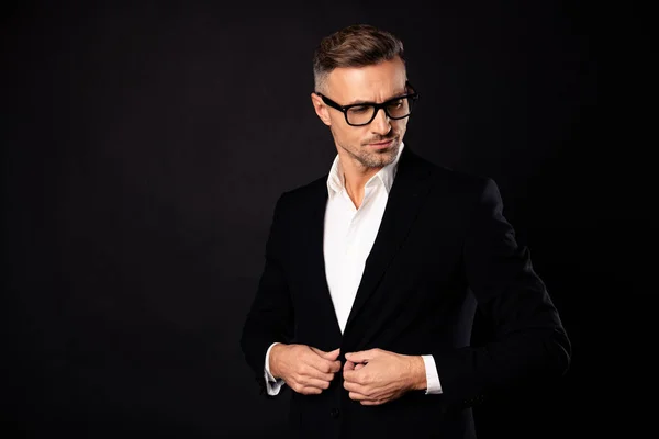 Retrato de su agradable atractivo elegante contenido elegante líder ventas bienes raíces superior profesional carrera jefe jefe financiero economista banquero secretario fijación botón aislado sobre fondo negro — Foto de Stock