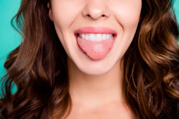 Recortado primer plano ver retrato de ella ella agradable descarada traviesa perfecta blanca alegre chica de pelo ondulado mostrando la lengua aislado sobre brillante brillante brillante brillante fondo azul —  Fotos de Stock