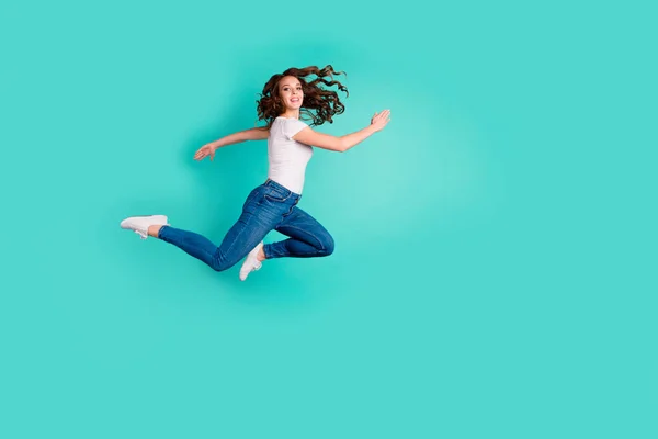 Longitud completa tamaño del cuerpo perfil vista lateral de su ella atractivo atractivo alegre alegre alegre delgado ajuste delgado de pelo ondulado dama que se divierte tiempo aislado en brillante brillante brillo azul fondo — Foto de Stock