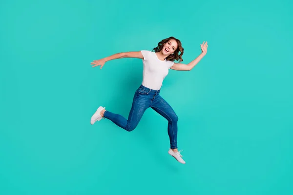 Longitud completa vista del tamaño del cuerpo de ella ella agradable atractivo loco loco descuidado alegre ajuste delgado delgado delgada dama de pelo ondulado divertirse vacaciones aisladas en brillante brillo vívido fondo azul — Foto de Stock