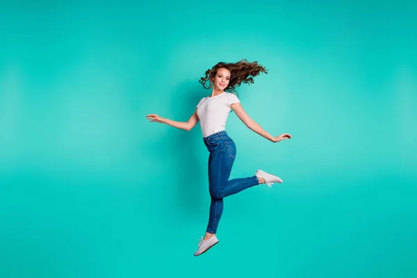 Full längd kroppsstorlek syn på henne hon trevlig attraktiv härlig feminin söt sportig Slim Fit tunna smala glada vågig-haired Lady promenera isolerade på ljusa levande Shine blå bakgrund — Stockfoto