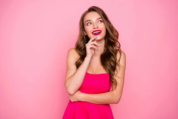 De cerca foto increíble hermosa ella su señora buscar vacío espacio mano brazo barbilla revelando dientes blancos desgaste bonito lindo vestido brillante colorido aislado rosa brillante fondo vívido —  Fotos de Stock