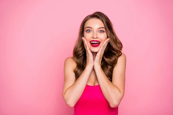 De cerca foto increíble hermosa ella sus manos señora brazos mejillas pómulos éxito inesperado desgaste bonito lindo brillante colorido vestido formal aislado rosa brillante fondo vívido — Foto de Stock