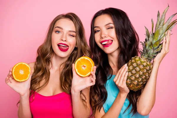 De cerca la foto dos personas hermosa ella sus manos de las señoras brazos naturaleza orgánica frutas hacer bebida fiesta festivo frío pasar el rato usar vestidos de colores formal-desgaste aislado rosa brillante fondo —  Fotos de Stock