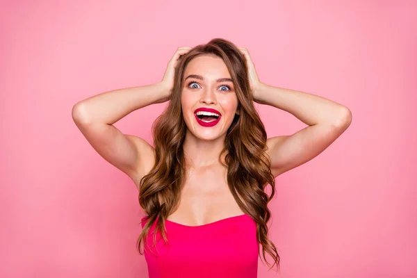 De cerca foto increíble hermosa ella sus brazos de las manos de la señora sostienen la cabeza éxito inesperado reina del baile anunciar el desgaste lindo brillante colorido vestido formal aislado rosa brillante fondo vívido —  Fotos de Stock