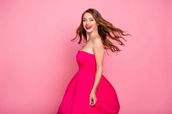 Cerrar foto de perfil lateral hermosa ella su baile de graduación reina dama viento vuelo soplo aire falda regordeta encanto rosa labios graduación partido desgaste lindo brillante colorido vestido aislado rosa brillante fondo —  Fotos de Stock