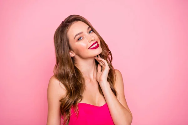 De cerca foto increíble hermosa ella su señora atractiva mostrar dientes blancos ideales engordar encanto rosa labios pomada lápiz labial usar lindo vestido brillante colorido aislado rosa brillante fondo vívido —  Fotos de Stock