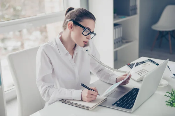 Närbild foto vacker hon hennes affärskvinna hålla papper dokument penna penna göra anteckningar arrangör lyssna viktigt Talk Boss Chief instruktion anteckningsbok bord ljust kontor formell-Wear vit skjorta — Stockfoto