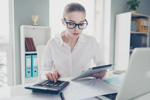 Nahaufnahme Foto schön sie ihre Geschäftsfrau zählen freiberufliche Gehalt Berechnung Einkommen Investition halten Uhr vergleichen Daten Hände Arme E-Reader Notebook Tisch tragen Spezifikationen formell tragen helles Büro — Stockfoto