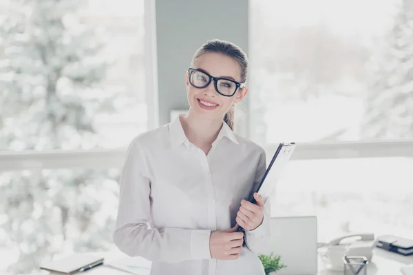 Close up photo beautiful she her business lady occhiali occhiali mani braccia tenere appunti documenti carte pronto conferenza stand tavolo indossare specifiche formale-wear camicia bianca moderno ufficio luminoso — Foto Stock