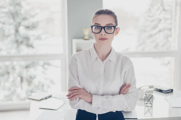 Gros plan photo belle elle son entreprise dame lunettes lunettes mains bras croisés confiance en soi prêt conférence victoire victoire stand table usure spécifications formel-vêtements blanc chemise bureau lumineux — Photo