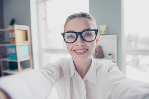 Close up photo beautiful she her business lady occhiali occhiali mani braccia telefono amichevole denti dire ciao colleghi partnership indossare specifiche formale-wear camicia bianca moderno luminoso ufficio — Foto Stock