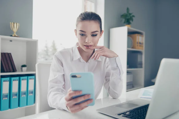 Close up photo beautiful she her her business lady look wondered app screen hands arms phone excited skype speak tell boyfriend notebook table wear specs formal-wear white modern bright office — Foto de Stock