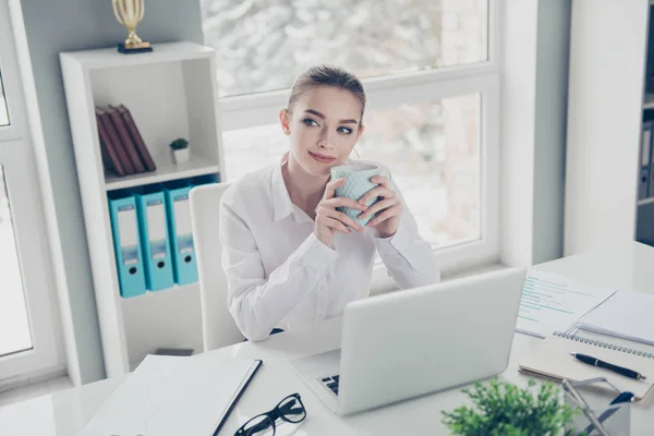 Nahaufnahme Foto schön sie ihre Business-Lady aussehen gewundert Seite Hände Arme halten Heißgetränk imaginäre Flug freie Minute Notizbuch Tisch tragen formell tragen weißen modernen hellen Büro — Stockfoto