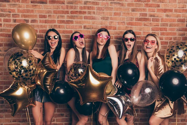 Nice-looking cool shine company attractive fascinating lovely cheerful cheery crazy overjoyed funky excited positive ladies having fun birthday isolated over industrial brick wall — Stock Photo, Image