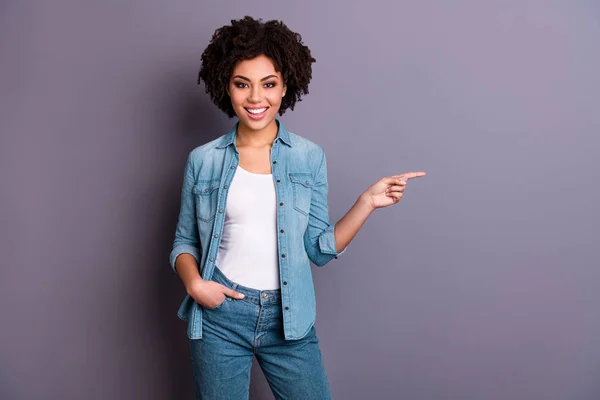 Retrato de encantadora señora linda publicidad retroalimentación seleccionar opción anuncios opción decidir sugerencia recomendar sentir contenido satisfecho franco vestido traje de moda de la juventud aislado fondo gris — Foto de Stock