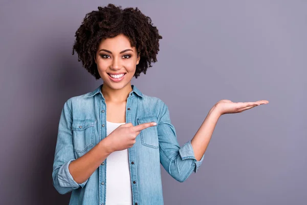 Portret van charmant vrolijk tevreden jeugd duizendjarige positieve adverteren feedback verkoop korting promotie aanwezig selecteer suggereren mooie slijtage stijl stijlvolle jeans kleren geïsoleerd grijze achtergrond — Stockfoto