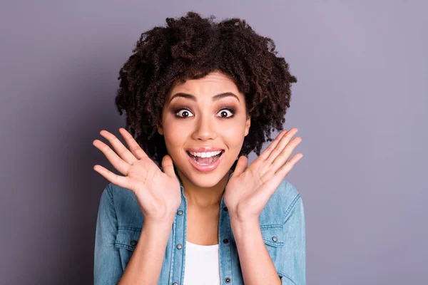 De cerca la foto del joven asombrado impresionado por la increíble novedad información maravilla gritar boca abierta contenido alegre positivo regocijarse desgaste traje moderno de moda aislado fondo gris — Foto de Stock