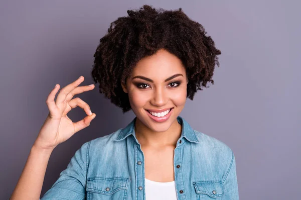 Cerca de la foto de encantadora dama alegre adolescente dar retroalimentación publicidad buen consejo retroalimentación sugerir elegir decidir indicar presente promoción ventas noticias desgaste pantalones vaqueros aislados fondo gris — Foto de Stock