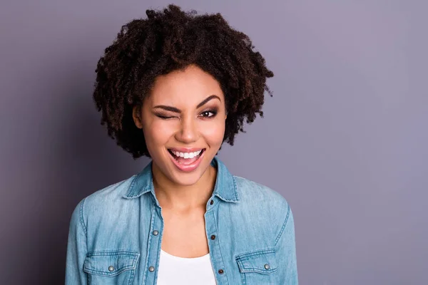 Närbild foto av söt charmig trevlig Söt tonåring tonåringar har slappna av roliga roliga funky uppriktig nöjd innehåll klädd modern denim outfit isolerad grå bakgrund — Stockfoto