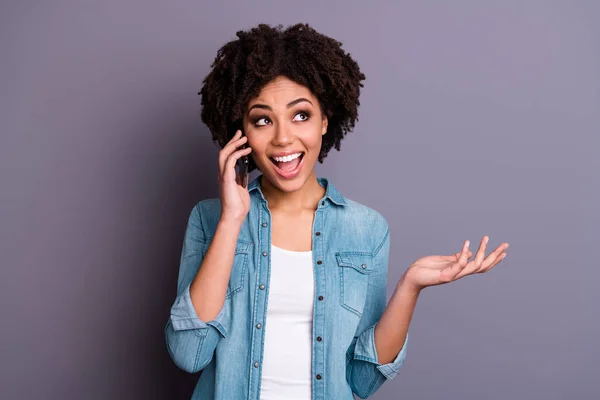 Retrato de bonito positivo alegre bonito encantador senhora tem tecnologia moderna segurar mão ter diálogo pausa desfrutar sincero descanso de tempo livre relaxar desgaste moderno denim vestuário isolado fundo cinza — Fotografia de Stock