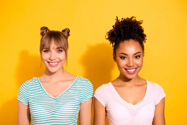 Close-up foto geweldig mooie diversiteit ze haar dame staan side by side vrienden Fellows verschillende nationaliteiten slijtage casual wit gestreepte t-shirt kleren outfit geïsoleerd gele lichte achtergrond — Stockfoto