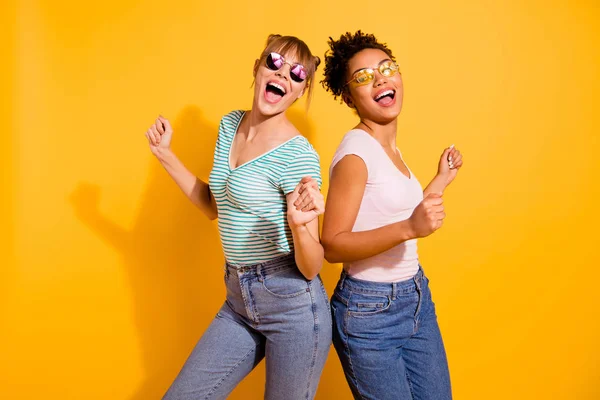 Nahaufnahme Foto schön lustig sie ihre Dame Party Jungs Hände nach oben moderne Bewegung verschiedene Nationalitäten tragen Sonnen Spezifikationen lässig weiß gestreifte T-Shirt Kleidung isoliert gelb hellen Hintergrund — Stockfoto