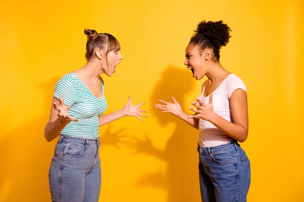 Profilsida Visa foto irriterad Teen tonåring vågig lockig frisyr grimas Crazy shadowmissförstånd oenighet ropa moderna kläder jeans stil snygg trendig isolerad gul bakgrund — Stockfoto