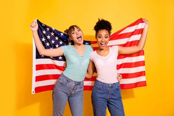 Porträtt positivt glatt innehåll Joy Lady håll hand Citizen medborgarskap Liberty Patriot vacker vågig lockig topp-Knut bulle trendig stil snygg t-shirt jeans resa utomlands isolerad gul bakgrund — Stockfoto