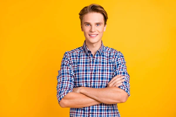 Nahaufnahme Foto erstaunliche Youngster er ihm seinen Mann aufgeregt perfektes Styling bereit für den Neuanfang zeigt weiße ideale Zähne tragen lässig karierte Hemd Outfit isoliert gelb hellen Hintergrund — Stockfoto