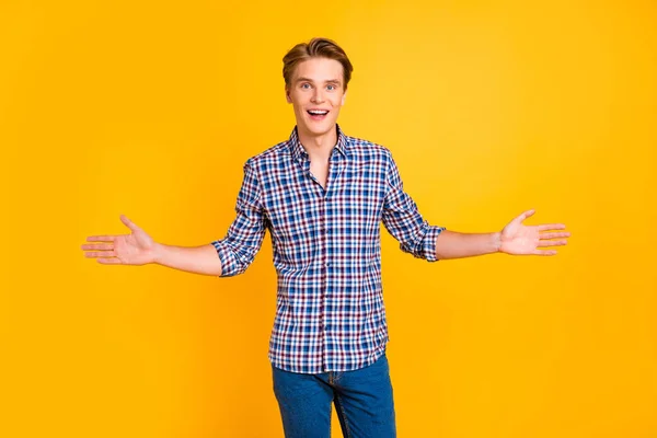 Retrato de sua bela aparência atraente alegre cara amigável vestindo camiseta verificada reunião bom amigo convite isolado sobre brilhante brilho vívido fundo amarelo — Fotografia de Stock