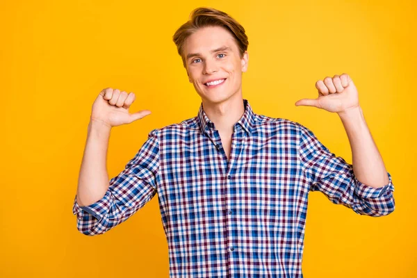 Retrato dele ele bonito atraente na moda orgulhoso alegre alegre cara vestindo xadrez apontando polegar para si mesmo conselho isolado sobre brilhante brilhante brilho fundo amarelo — Fotografia de Stock