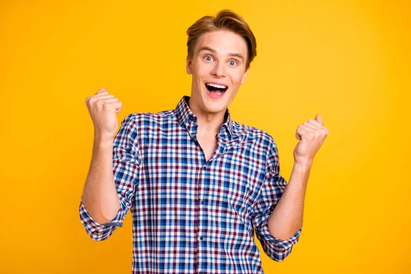 Retrato de sua bela aparência alegre atraente alegre feliz cara vestindo cheque camisa negócio feito vitória isolada sobre brilhante brilhante brilho fundo amarelo — Fotografia de Stock