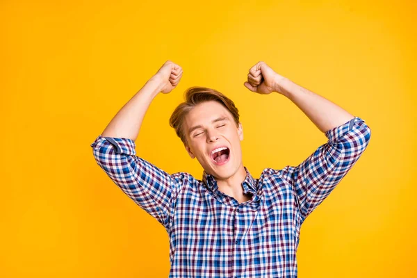 Retrato de cerca de su atractivo atractivo alegre alegre satisfecho alegre chico con camisa a cuadros regocijo aislado sobre brillante brillante brillante brillante fondo amarillo —  Fotos de Stock