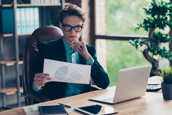 Nahaufnahme Foto von hübschen brünetten Agenten Unternehmer halten Hand Graphen für Start-up-Bericht Investition grübeln wählen Lösung entscheiden tragen schwarze Blazer Tux Smoking Industrieloft — Stockfoto