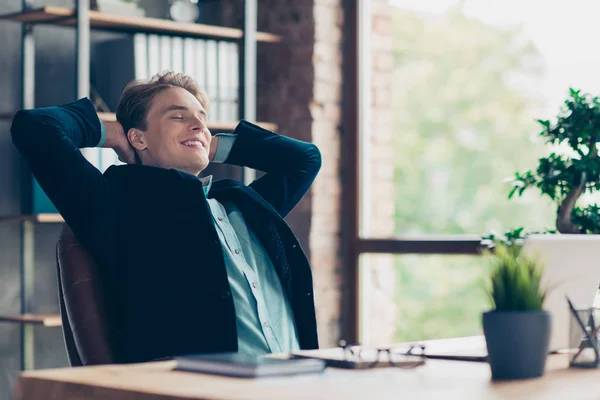 Retrato de alegre satisfecho lindo hombre guapo ojos cerrados tienen trabajo de tiempo libre tareas completas contenido positivo cándido desgaste de moda estilo elegante negro chaqueta sentarse mesa escritorio loft industrial — Foto de Stock