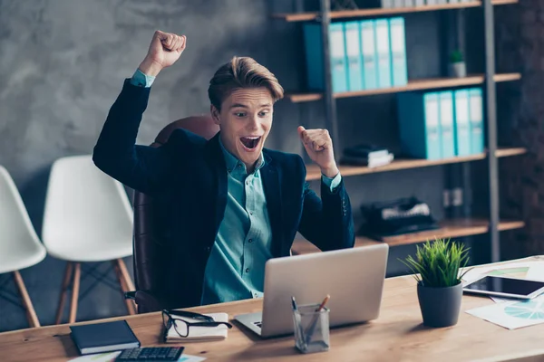 Ritratto di deliziato colletto carino alzare i pugni gridare sì indossare smoking blazer vestito fortuna fortunato obiettivi ottenere fondi di reddito sviluppo dei profitti start-up celebrare il contenuto loft industriale — Foto Stock