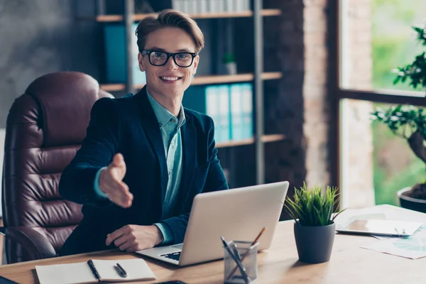 Retrato de agradable positivo lindo alegre contenido hombre han encontrado marketer gesto satisfecho desgaste negro estilo elegante chaqueta sentarse mesa morena corte de pelo peinado moderno loft industrial — Foto de Stock