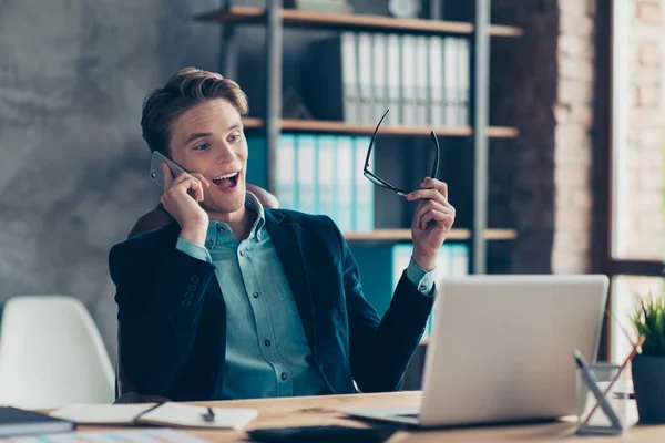 Ritratto positivo allegro soddisfatto carino bel ragazzo hanno dispositivo roaming dialogo amici famiglia tempo libero tenere per mano spettacoli stupito sorpreso sguardo giacca portatile elegante alla moda interni industriali — Foto Stock