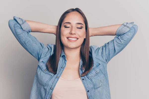 Retrato alegre agradável bonita senhora adolescente inspirado cochilo verão primavera desfrutar pensar pensativo bom-olhando mãos cabeça fechar os olhos desgaste moderno moda roupa isolado argent cinza fundo — Fotografia de Stock