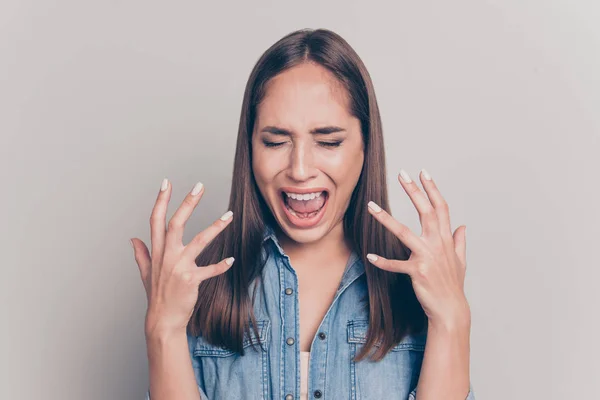 Närbild foto av besviken irriterad tonårs Tonåring skrika skrika vara katastrof känslor misslyckas konceptet nervös uppdelning Klädd fashionabla unge kläder isolerade silver bakgrund — Stockfoto