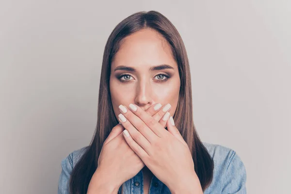 Close-up foto van teleurgesteld gefrustreerd bang verbaasd verrast onder de indruk verschrikkelijk nieuws nieuwigheid verbergen palmen mond cant geloven prive-informatie dragen jeans shirt geïsoleerde grijze achtergrond — Stockfoto