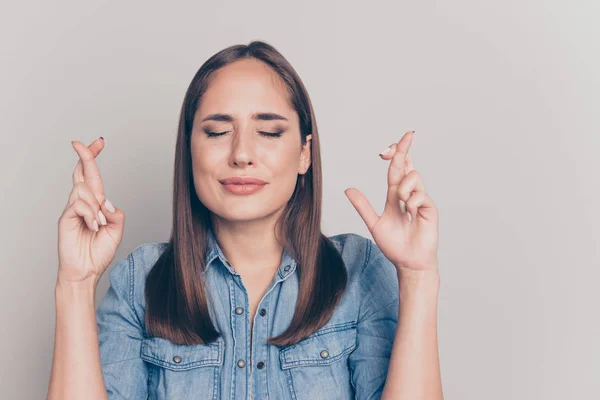 Close-up portret van haar ze mooie aantrekkelijke mooie Winsome hoopvolle volwassen Straight-haired Lady Holding twee gekruiste vingers gesloten ogen geïsoleerd over licht wit grijze achtergrond — Stockfoto