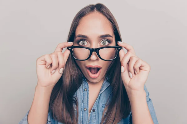 Retrato de cerca de ella ella atractiva atractiva hermosa guapa alegre alegre alegre de pelo recto señora abrió la boca tocando gafas aisladas sobre fondo gris blanco claro — Foto de Stock