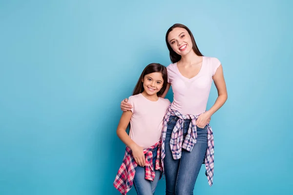 Retrato de dos guapos contenido atractivo agradable alegre alegre de pelo recto niñas pasar tiempo libre aislado sobre brillante brillante brillante brillante verde azul turquesa fondo — Foto de Stock